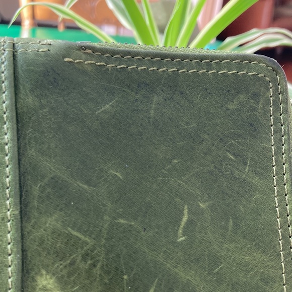 Pea green wallet with plenty of compartments leather clasp zippers - Picture 9 of 9